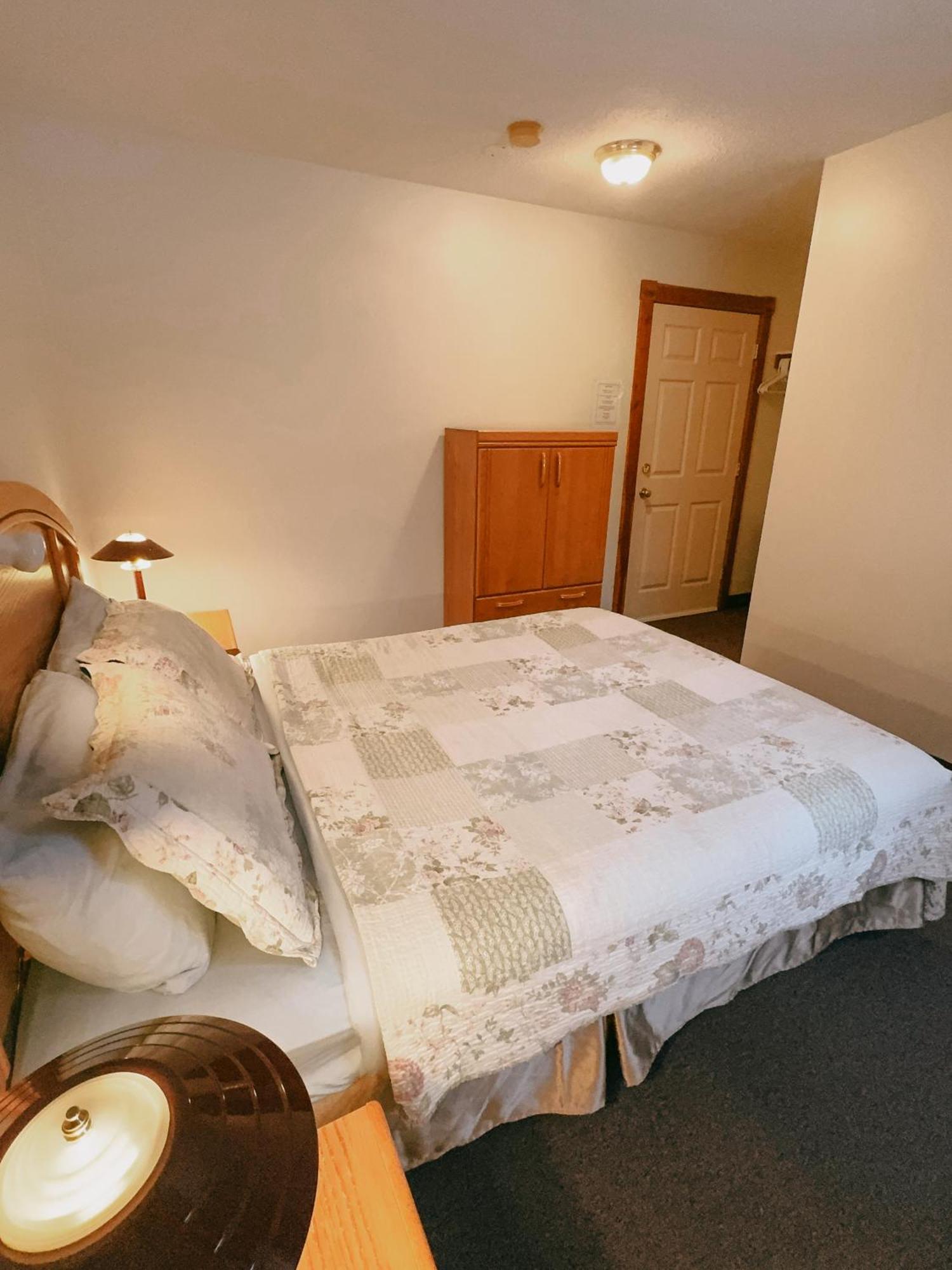 Alpine Meadows Lodge Golden Ngoại thất bức ảnh